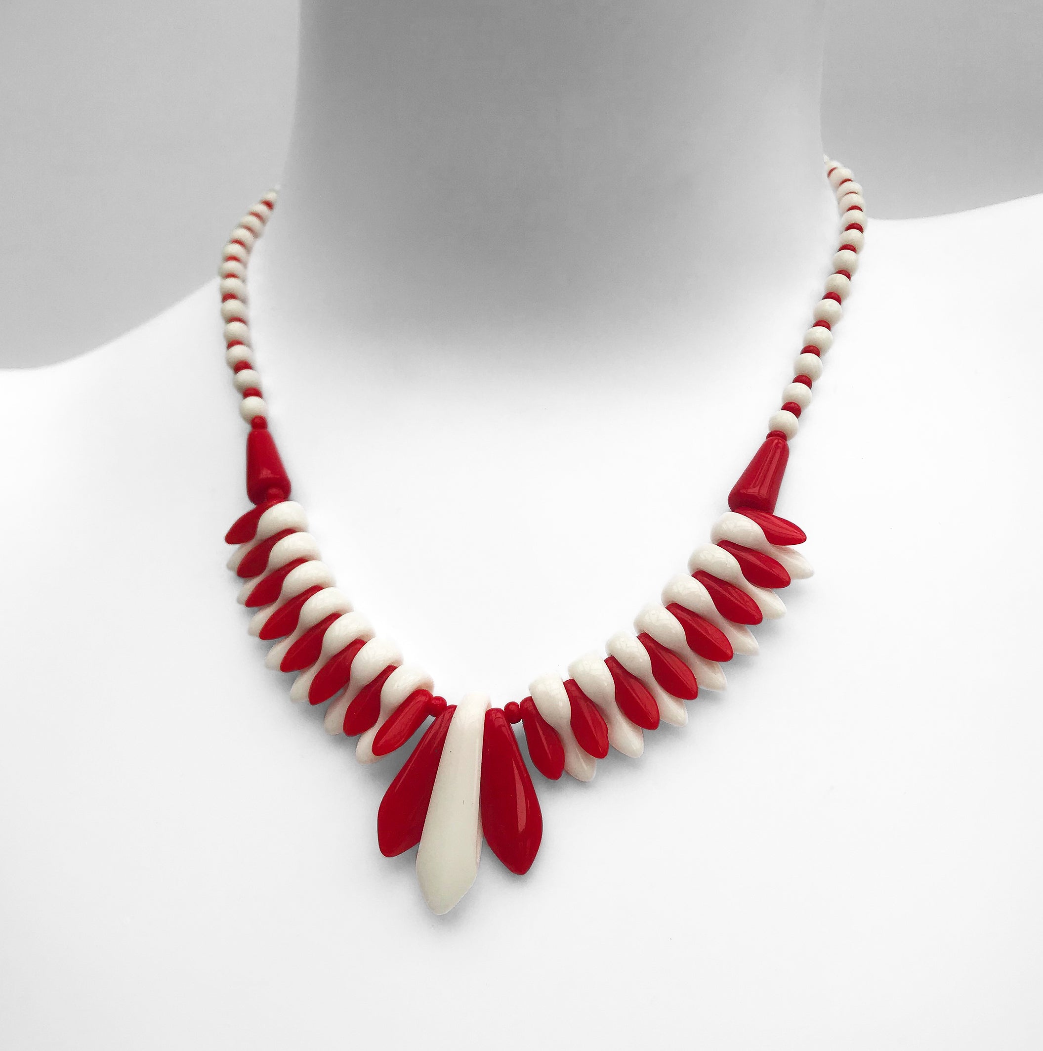 Vintage 1970's Necklace. Find this and other Vintage jewellery for sale at Intovintage.co.uk. 