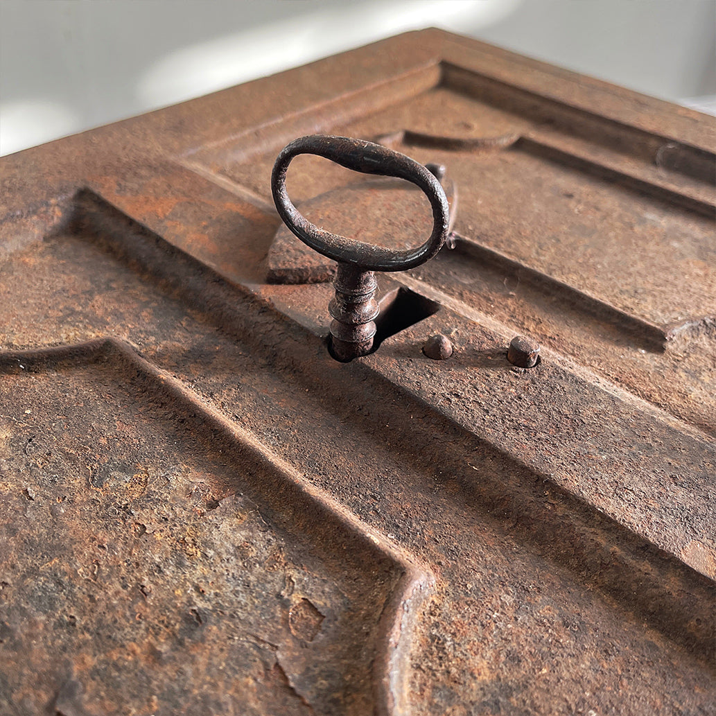 An Early Victorian Strongbox - IntoVintage.co.uk – Intovintage.co.uk