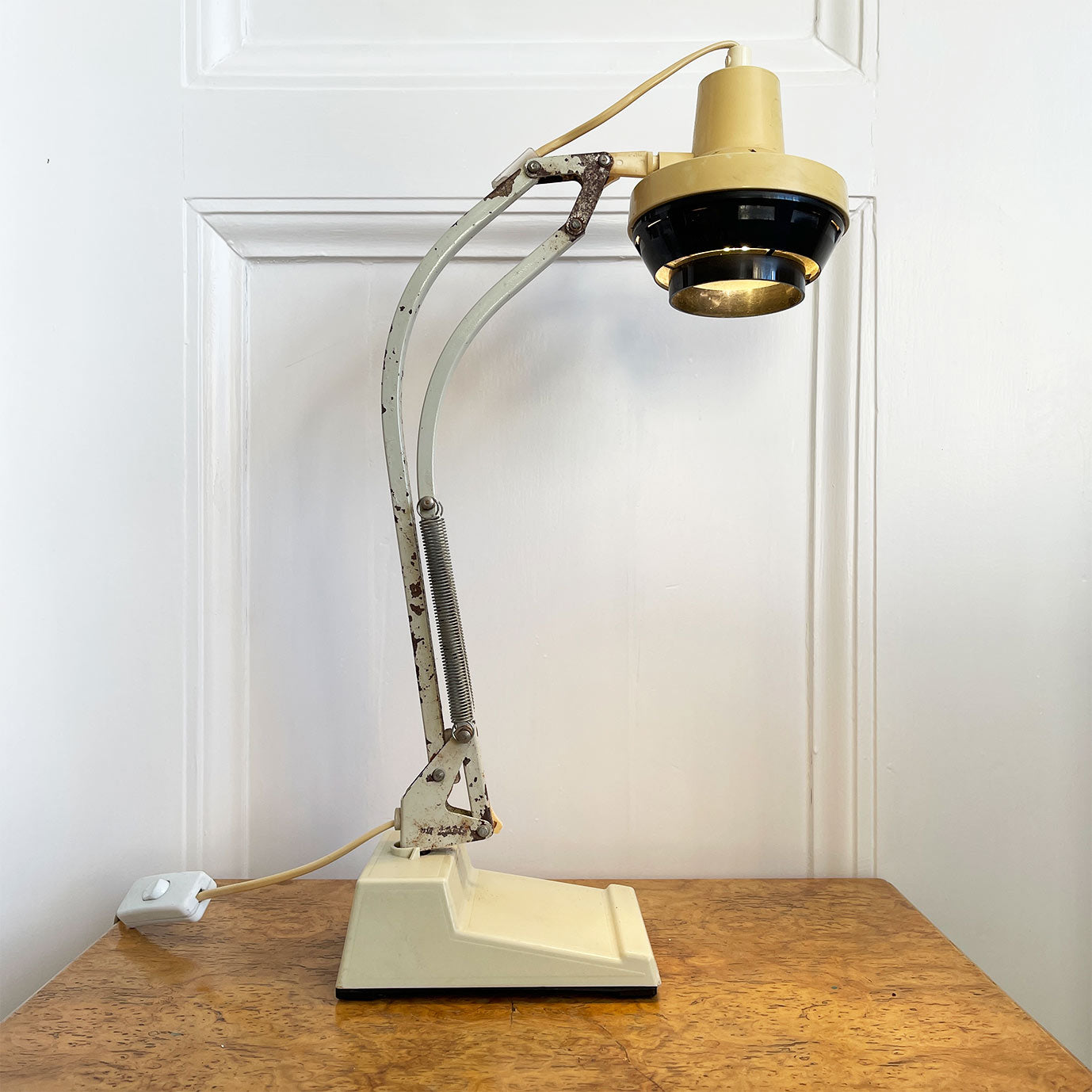 A cool Swedish Waso Ledu Type 3842 Lamp. Made by WASO of Sweden, this classic lamp is really well made and heavy. It has an unusual curved arm to it and is mounted atop a solid plastic base. It has its original Ledu sticker and is marked 'MADE IN SWEDEN' on the base - SHOP NOW - www.intovintage.co.uk