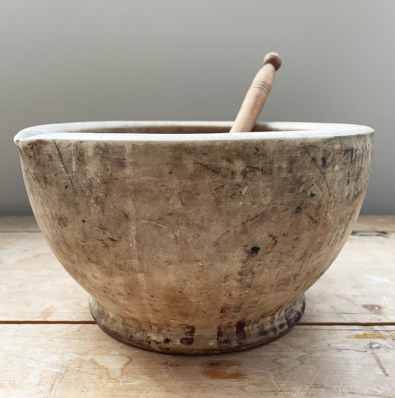 A large, time worn Mortice & Pestle in a cream stoneware. Comes with a large wooden pestle. Marked '10' on the base. A beautiful piece for the kitchen.  - SHOP NOW - www.intovintage.co.uk